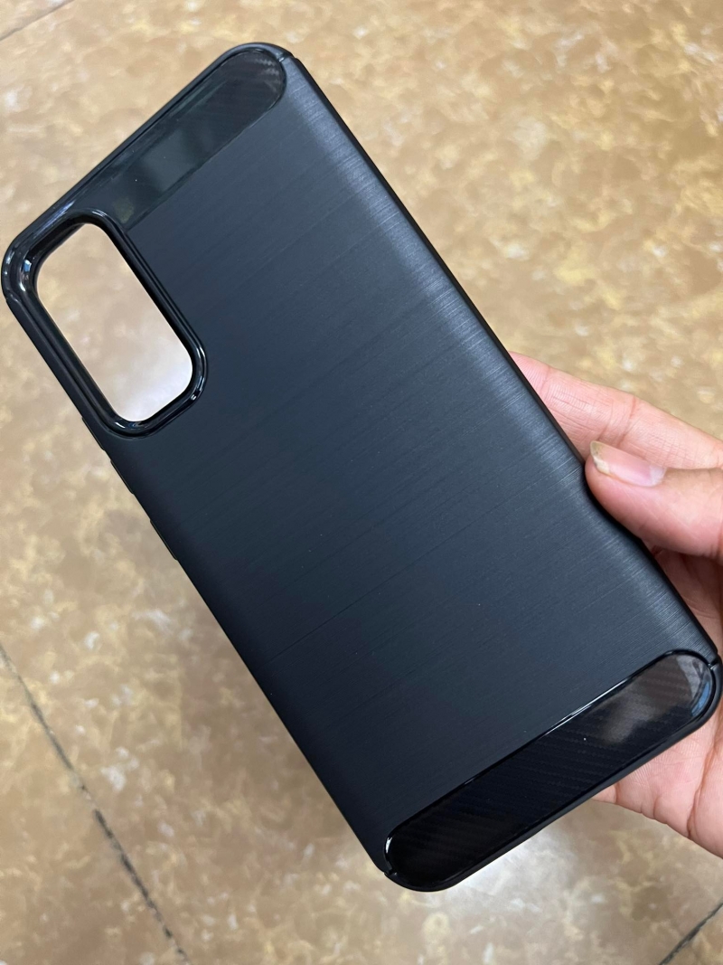 Ốp Lưng Samsung Galaxy A34 5G Hiệu Likgus Dạng Carbon chống sốc được làm bằng chất liệu nhựa mềm cao cấp, thiết kế đẹp đơn giản sang chảnh